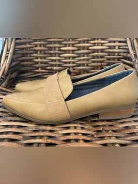 Dr. Scholl's Women's Tan Loafers in size 10 Be Free Energize Technology